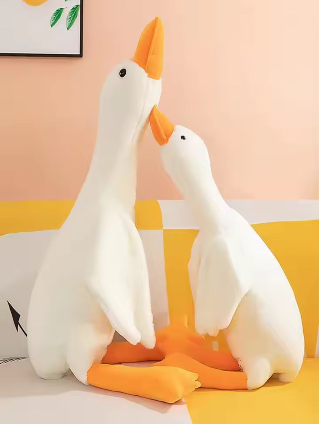 Adoptez le Big White Goose Hug Pillow, un coussin en peluche doux et moelleux en forme de grande oie. Idéal pour dormir, câliner ou décorer votre lit, ce jouet en peluche géant apporte confort et tendresse.