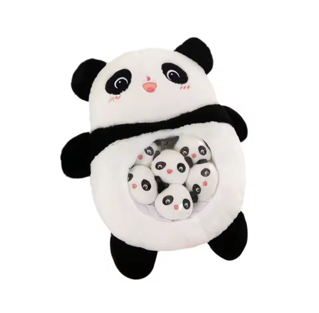 Laissez-vous séduire par ces peluches uniques au design attendrissant. Douces et moelleuses, elles portent fièrement six petits compagnons visibles dans leur ventre, ajoutant une touche d’originalité et de tendresse. Un cadeau irrésistible qui fera fondre