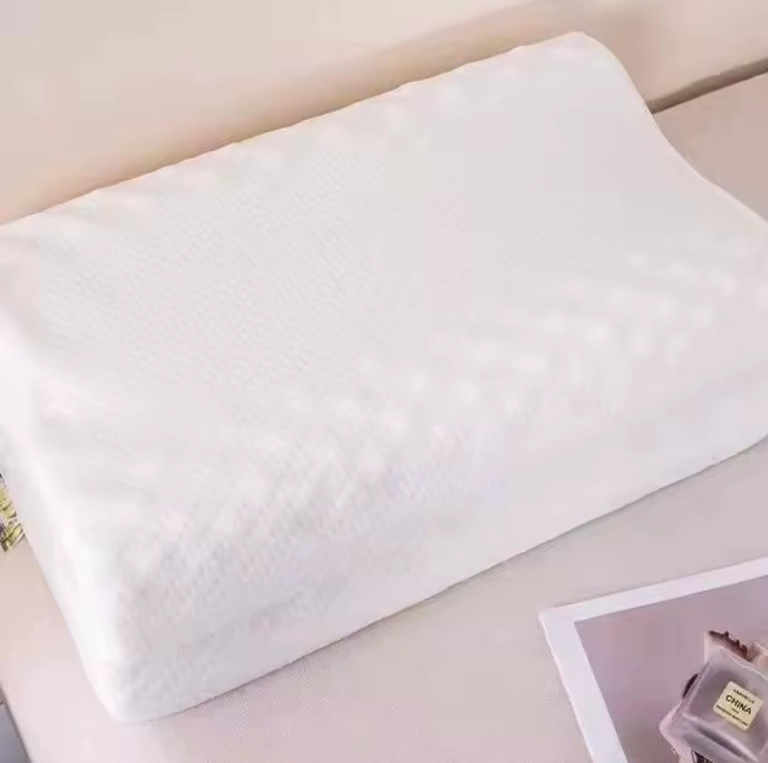 Cet oreiller orthopédique en latex naturel offre un soutien optimal pour la nuque et la colonne vertébrale. Alliant confort et fermeté, il favorise un sommeil réparateur. Écologique et durable, il conserve sa forme et sa résilience pendant des années.