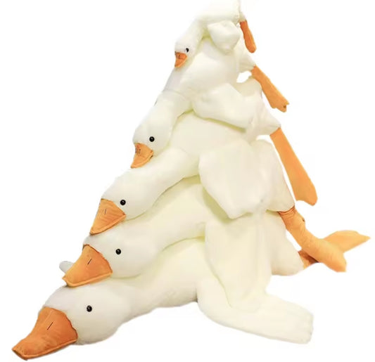 Adoptez le Big White Goose Hug Pillow, un coussin en peluche doux et moelleux en forme de grande oie. Idéal pour dormir, câliner ou décorer votre lit, ce jouet en peluche géant apporte confort et tendresse.