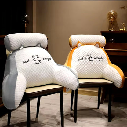 Découvrez l'Ice Peas Bedside Cushion, un coussin de dos ergonomique idéal pour le lit, le canapé ou la lecture. Son rembourrage doux et confortable offre un excellent soutien lombaire, parfait pour se détendre et améliorer votre posture.