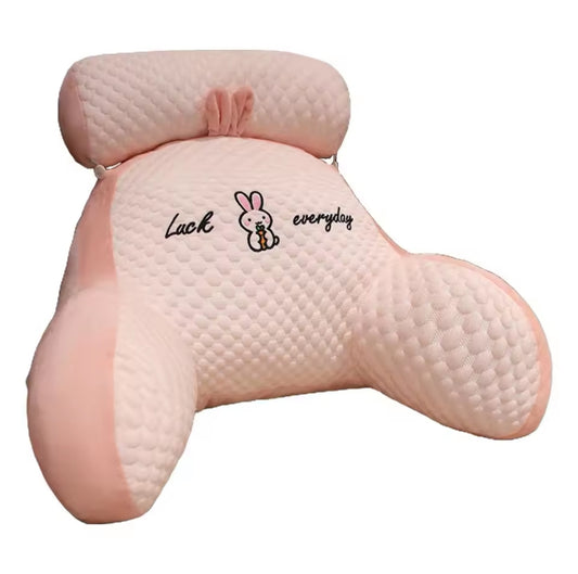 Découvrez l'Ice Peas Bedside Cushion, un coussin de dos ergonomique idéal pour le lit, le canapé ou la lecture. Son rembourrage doux et confortable offre un excellent soutien lombaire, parfait pour se détendre et améliorer votre posture.