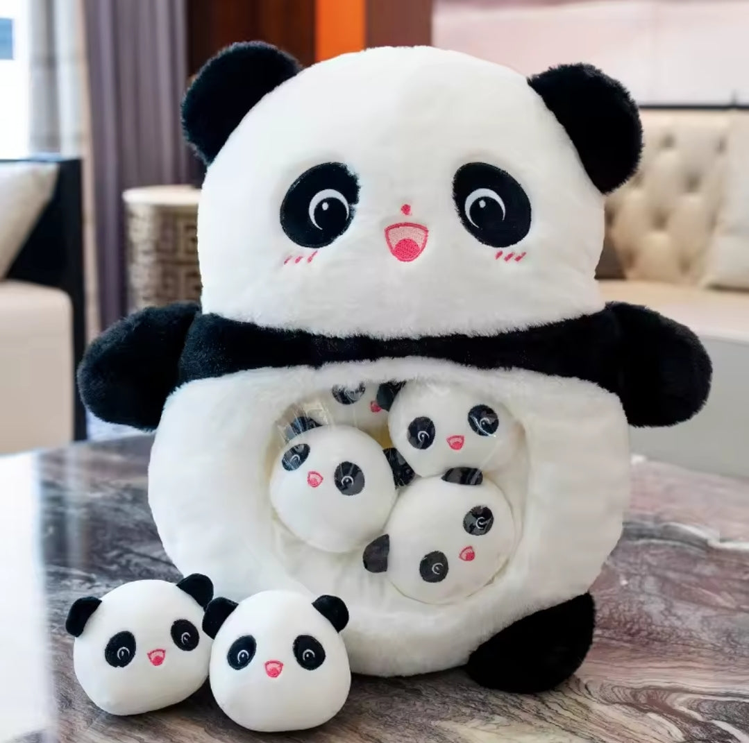Laissez-vous séduire par ces peluches uniques au design attendrissant. Douces et moelleuses, elles portent fièrement six petits compagnons visibles dans leur ventre, ajoutant une touche d’originalité et de tendresse. Un cadeau irrésistible qui fera fondre