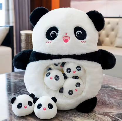 Laissez-vous séduire par ces peluches uniques au design attendrissant. Douces et moelleuses, elles portent fièrement six petits compagnons visibles dans leur ventre, ajoutant une touche d’originalité et de tendresse. Un cadeau irrésistible qui fera fondre