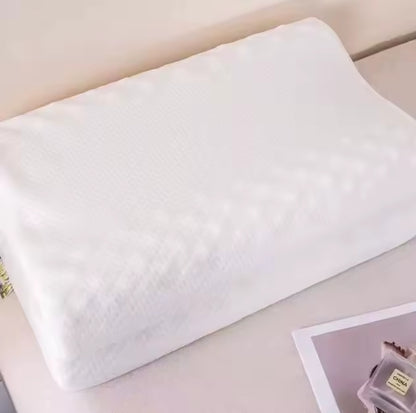 Cet oreiller orthopédique en latex naturel offre un soutien optimal pour la nuque et la colonne vertébrale. Alliant confort et fermeté, il favorise un sommeil réparateur. Écologique et durable, il conserve sa forme et sa résilience pendant des années.
