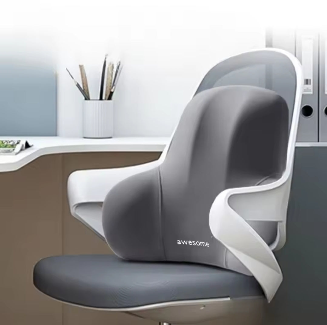 "Découvrez notre coussin ergonomique à mémoire de forme, idéal pour les sièges de voiture, de bureau ou les fauteuils. Son matériau haute résilience offre un excellent maintien lombaire, soulageant la pression et améliorant le confort lors de longs trajet